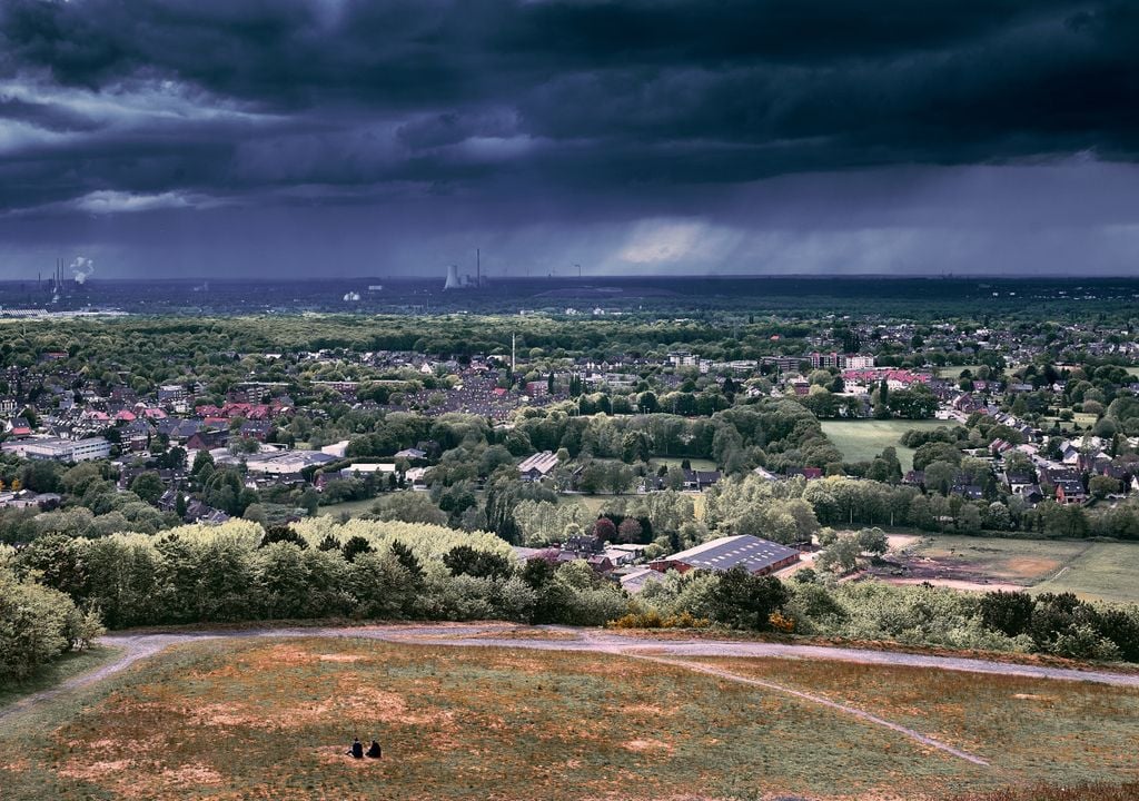 Dunkle Wolken ziehen über das Ruhrgebiet bei Duisburg.