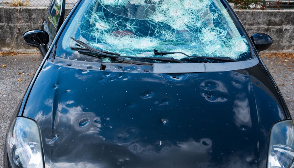 Daños en un vehículo provocados por granizo.