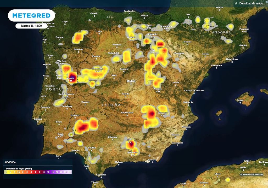Mapa con la densidad de rayos prevista esta tarde, de 17 a 18 h en la Península. La mayoría se localizan en zonas de montaña.