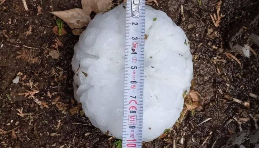 Piedra gigante de granizo Piedra de granizo de 10 centímetros de diámetro recogida tras una granizada ocurrida en la localidad de La Bisbal d'Empordà (Girona) la tarde del 30 de agosto de 2022. Crédito: Servei Meteorològic de Catalunya / Josep Pareta.