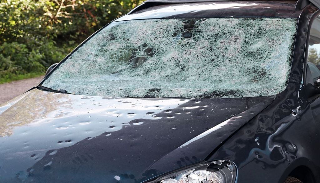 Daños del granizo Impacto sobre un vehículo de una fuerte granizada que dejó piedras de hielo de gran tamaño.