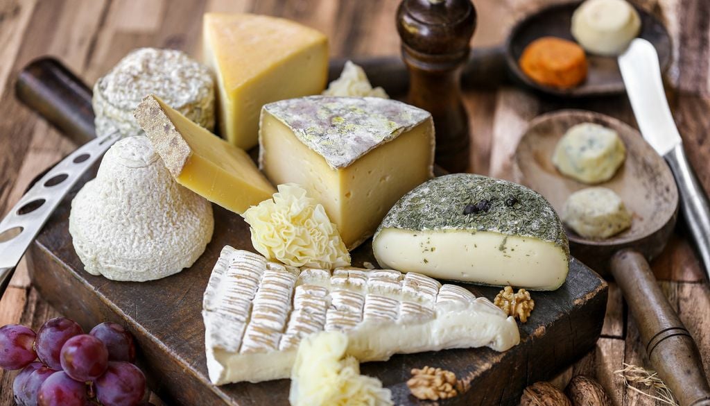 Brocciu, brie de Meaux et Comté font partis des fromages à consommer sans modération en juillet.