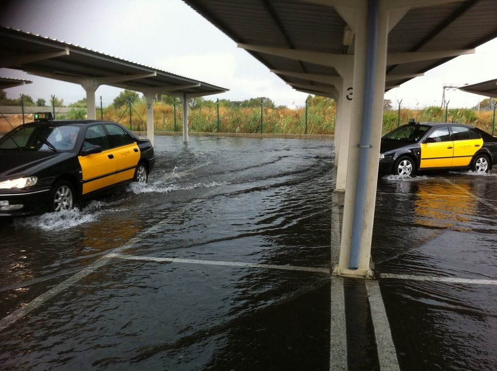 La parrilla de taxis del aeropuerto de El Prat, Barcelona, inundada tras la fuerte tormenta de finales de julio.