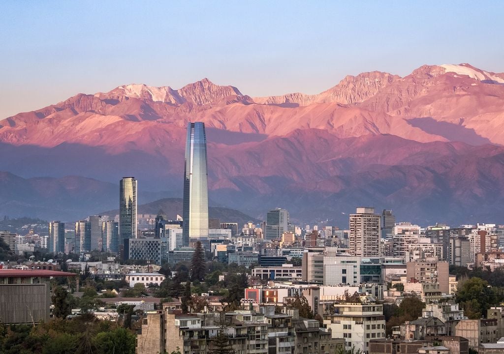 Vista de la cordillera de los Andes, con poca nieve, y de la ciudad de Santiago de Chile