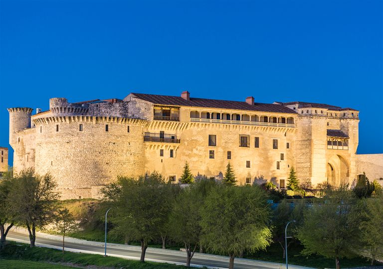 Imagen del castillo de Cuéllar, Segovia, España, donde la amplitud térmica diaria casi llega a 30 ºC.. Imagen del castillo de Cuéllar, Segovia, España, donde la amplitud térmica diaria casi llega a 30 ºC..