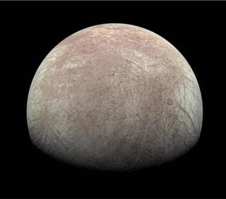 Juno mide la cantidad de oxígeno que produce Europa, la luna de Júpiter ¿Podría existir vida debajo de su superficie?