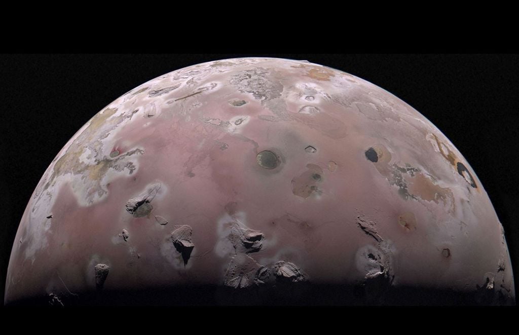 Una luna rojiza con protuberancias y manchas que indican actividad volcánica. La región del Polo Norte de Ío, la luna volcánica de Júpiter, fue captada por la misión Juno de la NASA durante su sobrevuelo número 57 de este gigante planeta gaseoso, realizado el 30 de diciembre de 2023. Los datos obtenidos en ese vuelo cercano y en otro efectuado el 3 de febrero de 2024 están ayudando a los científicos a comprender el interior de Ío. Datos de la imagen: NASA/JPL-Caltech/SwRI/MSSS. Procesamiento de la imagen: Gerald Eichstädt.