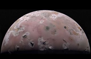 La misi&oacute;n Juno de la NASA mide las llamativas y sorprendentes temperaturas de &Iacute;o, la ardiente luna de J&uacute;piter