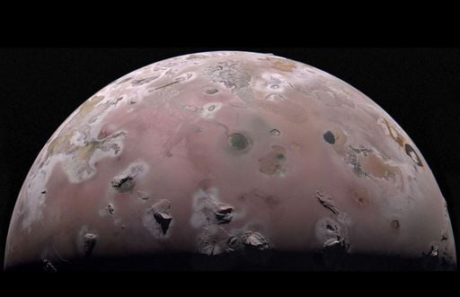 La misi&oacute;n Juno de la NASA mide las llamativas y sorprendentes temperaturas de &Iacute;o, la ardiente luna de J&uacute;piter