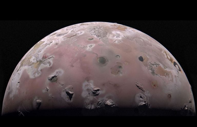 La misi&oacute;n Juno de la NASA mide las llamativas y sorprendentes temperaturas de &Iacute;o, la ardiente luna de J&uacute;piter