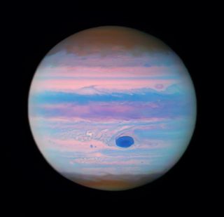 Imagen espectacular de Júpiter captada por el Hubble en ultravioleta