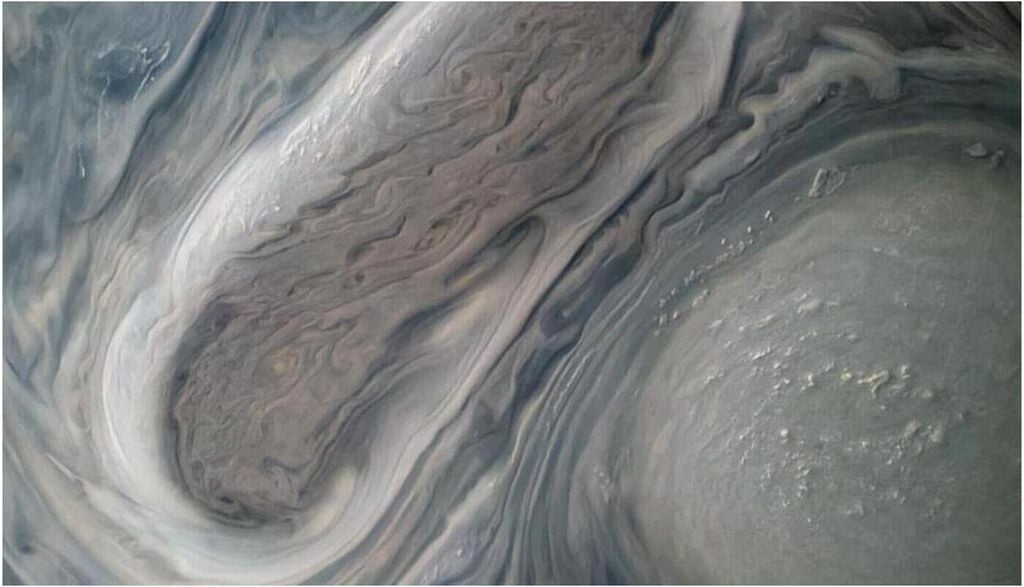 Zwei der großen rotierenden Stürme Jupiters, die von Junos sichtbarem Licht-Imager JunoCam am 29. November 2021 aufgenommen wurden. Helle Pop-up-Wolken sind über dem unteren Sturm sichtbar und werfen Schatten auf die Wolkenbank darunter. Zwei der großen rotierenden Stürme Jupiters, die von Junos sichtbarem Licht-Imager JunoCam am 29. November 2021 aufgenommen wurden. Helle Pop-up-Wolken sind über dem unteren Sturm sichtbar und werfen Schatten auf die Wolkenbank darunter. Bild: NASA/JPL-Caltech/SwRI/MSSS/Kevin M. Gill