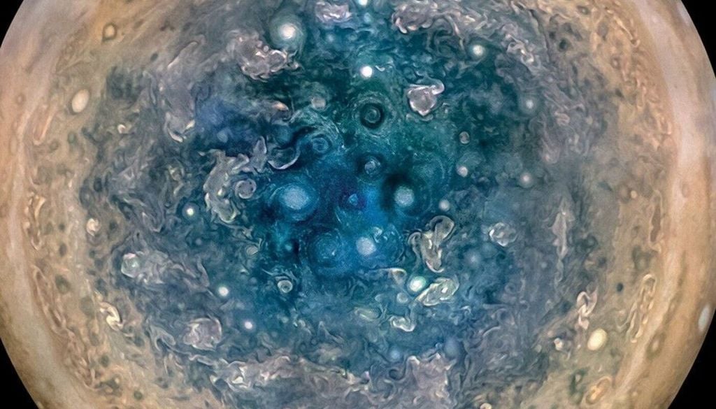 Südpol des Jupiter, von Juno aus einer Höhe von 52.000 Kilometern (32.000 Meilen) aufgenommen. Die ovalen Merkmale sind Zyklone mit einem Durchmesser von bis zu 1000 Kilometern (600 Meilen). Südpol des Jupiter, von Juno aus einer Höhe von 52.000 Kilometern (32.000 Meilen) aufgenommen. Die ovalen Merkmale sind Zyklone mit einem Durchmesser von bis zu 1000 Kilometern (600 Meilen). Bild: NASA/JPL-Caltech/SwRI/MSSS/Betsy Asher Hall/Gervasio Robles