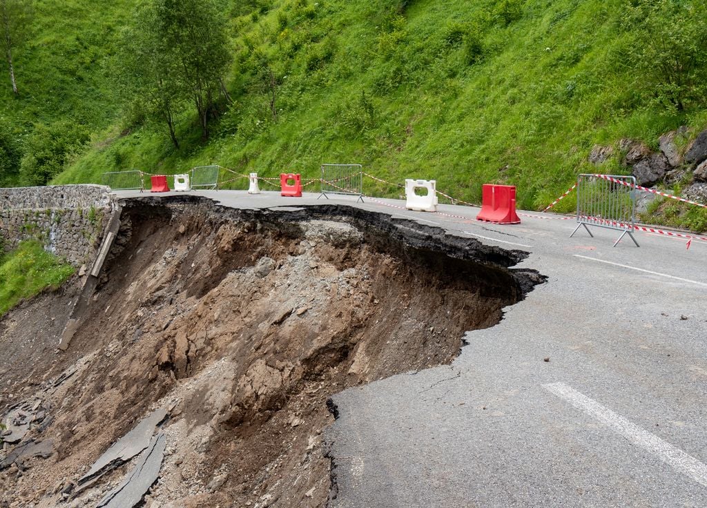 effondrement de la route dans les Pyrénées françaises. Effondrement de la route dans les Pyrénées françaises.
