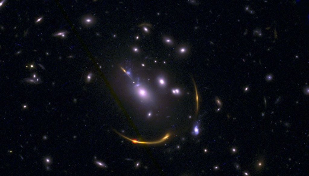 Imagen compuesta del cúmulo de galaxias MACSJ 0138. Crédito: ALMA (ESO/NAOJ/NRAO)/S. Dagnello (NRAO), STScI, K. Whitaker et al.
