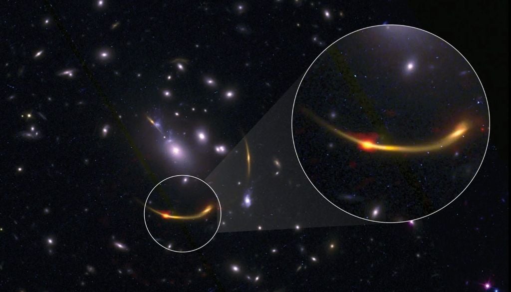 Cúmulo de galaxias MACSJ 0138 que muestra la resolución que se puede alcanzar gracias a los lentes gravitacionales. Crédito: ALMA (ESO/NAOJ/NRAO).