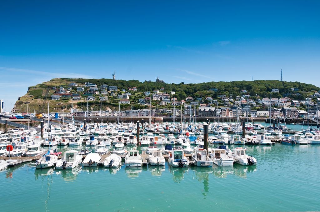 Fécamp Das Städtchen an der Alabasterküste besitzt einen historischen Hafen und spektakuläre Klippen. Foto: Adobe Stock