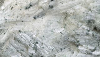 Kann Gestein Kohlendioxid aufnehmen? Forschende entdecken neuen Mechanismus, wie Mineralien in Rekordzeit CO₂ speichern