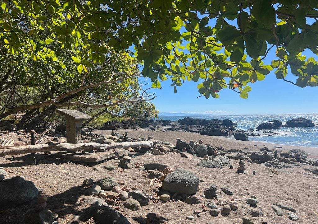 L'incandevole spiaggetta Playa Piedra Colorada, nei pressi vivevano i due ambientalisti, e qui in zona sono sepolti i resti di Nicolas Wessberg. Una lapide lo ricorda, chi passa lascia pietre impilate in sua memoria.