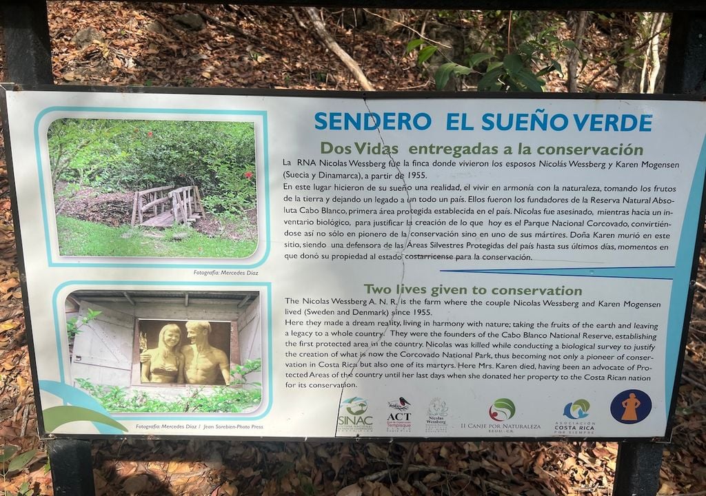 un pannello nel sentiero il Sueno Verde, il sogno verde, racconta la loro storia con una bella fotografia della coppia Karen e Nicolas.