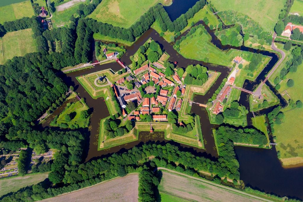 Bourtange Die in der Nähe gelegene sternförmige Festung ist ein weiteres Highlight der Region. Foto: Adobe Stock
