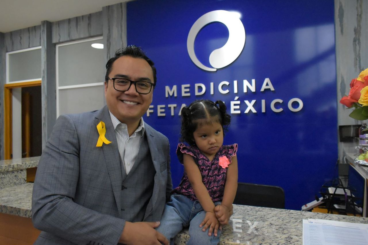 Contra todos los pronósticos Karlita de dos años enfrentó una malformación rara y fue operada dentro del vientre de su mamá.
