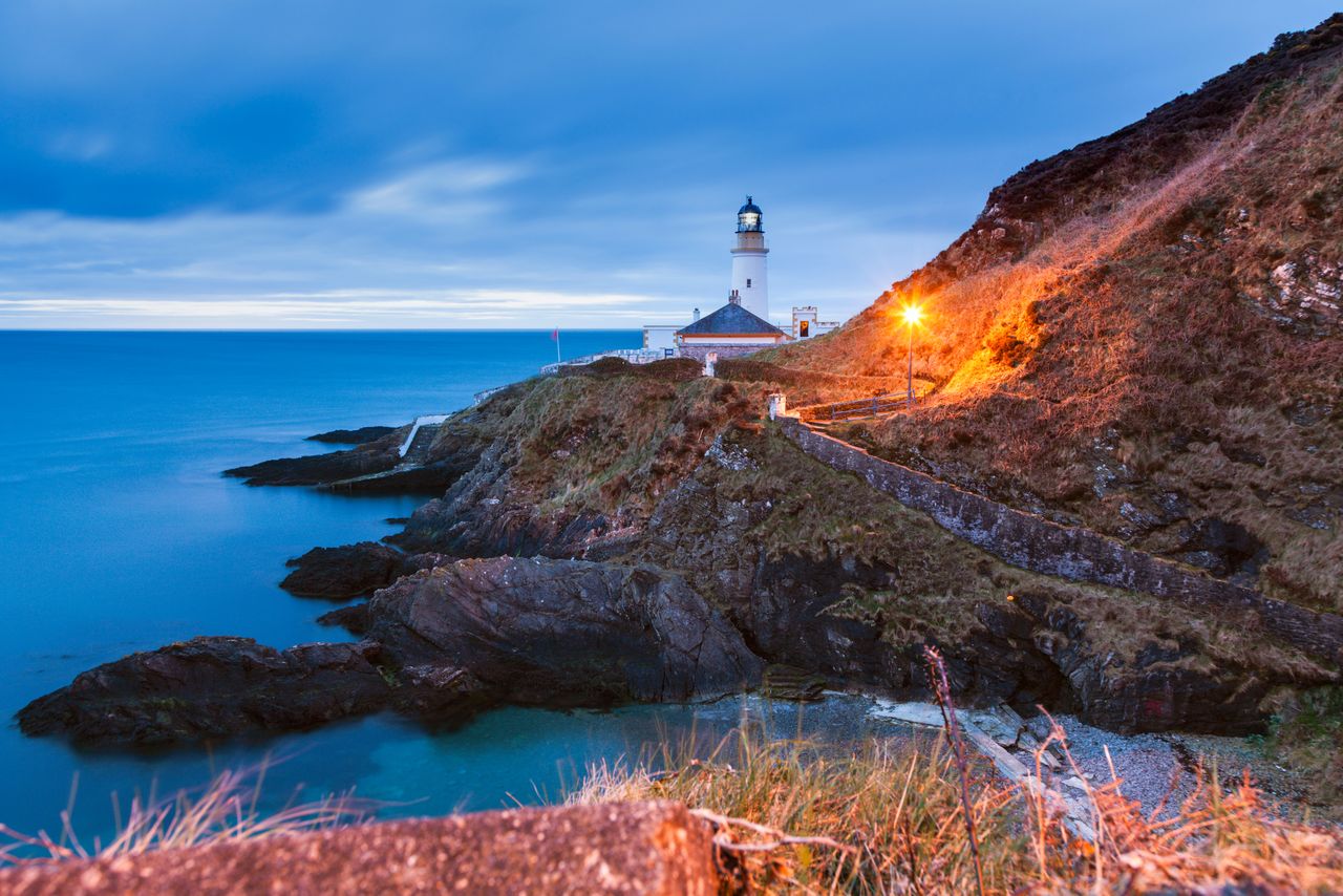 Der 20 Meter hohe Leuchtturm Douglas Head ist heute auch Ziel eines Wanderwegs. Foto: H. Sadura / Adobe Stock