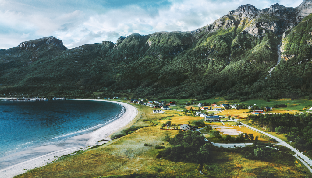 Storvika-Bucht, Kystriksveien, Norwegen, Reise Karibisch anmutendes Wasser, heller Sand und hohe Berge: An der Storvika-Bucht zeigt der Kystriksveien eine Seite Norwegens, die nur wenige Reisende kennen.