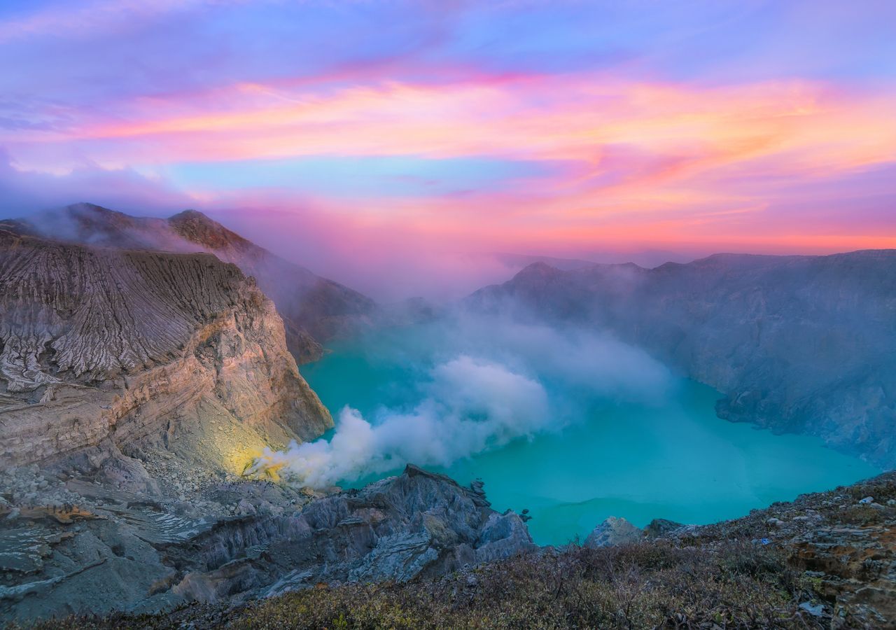 Kawah Ijen, o vulcão mágico que expele lava azul-violeta