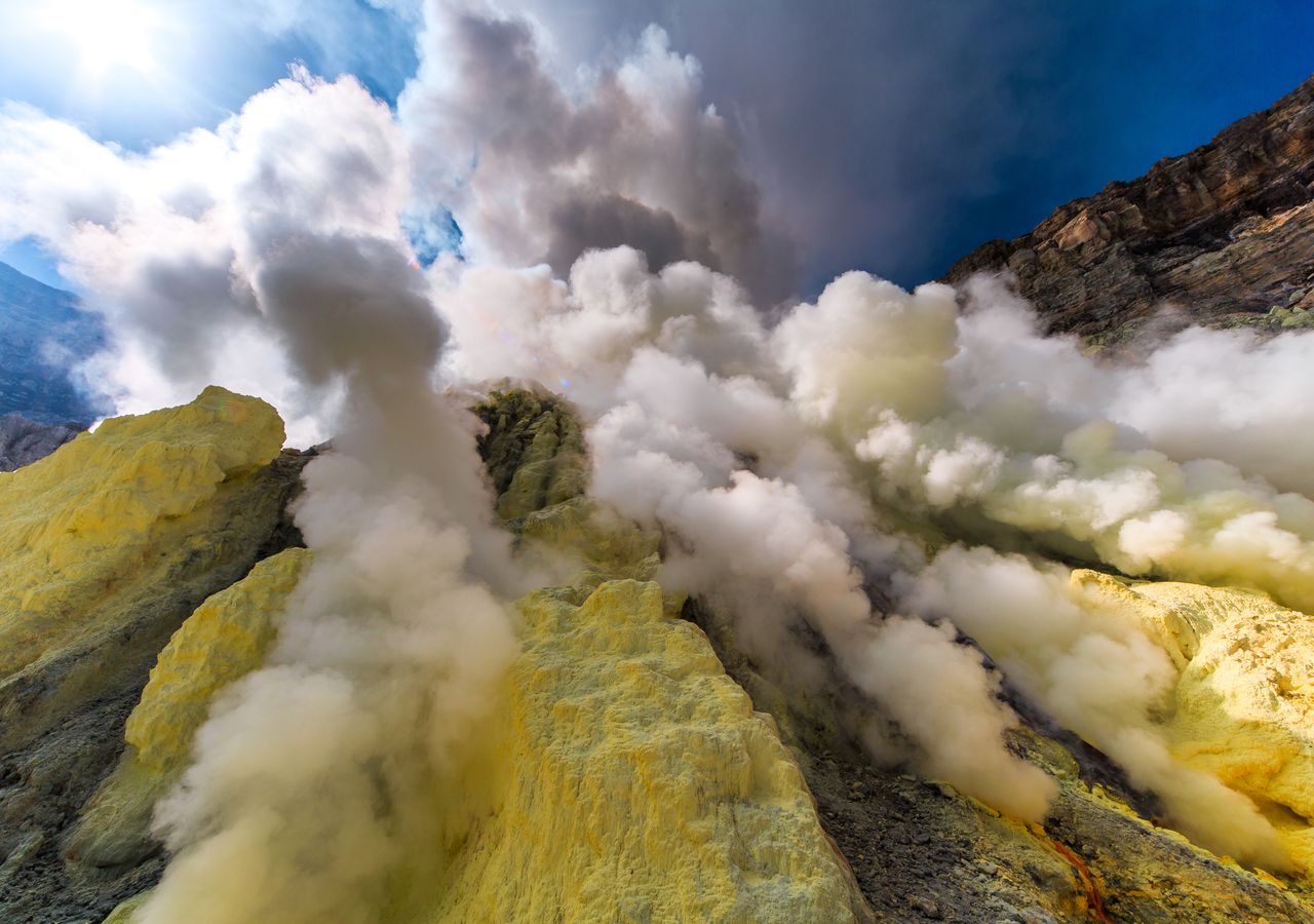 Kawah Ijen, o vulcão mágico que expele lava azul-violeta