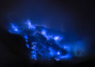 Kawah Ijen, el mágico volcán que escupe lava de color azul violáceo