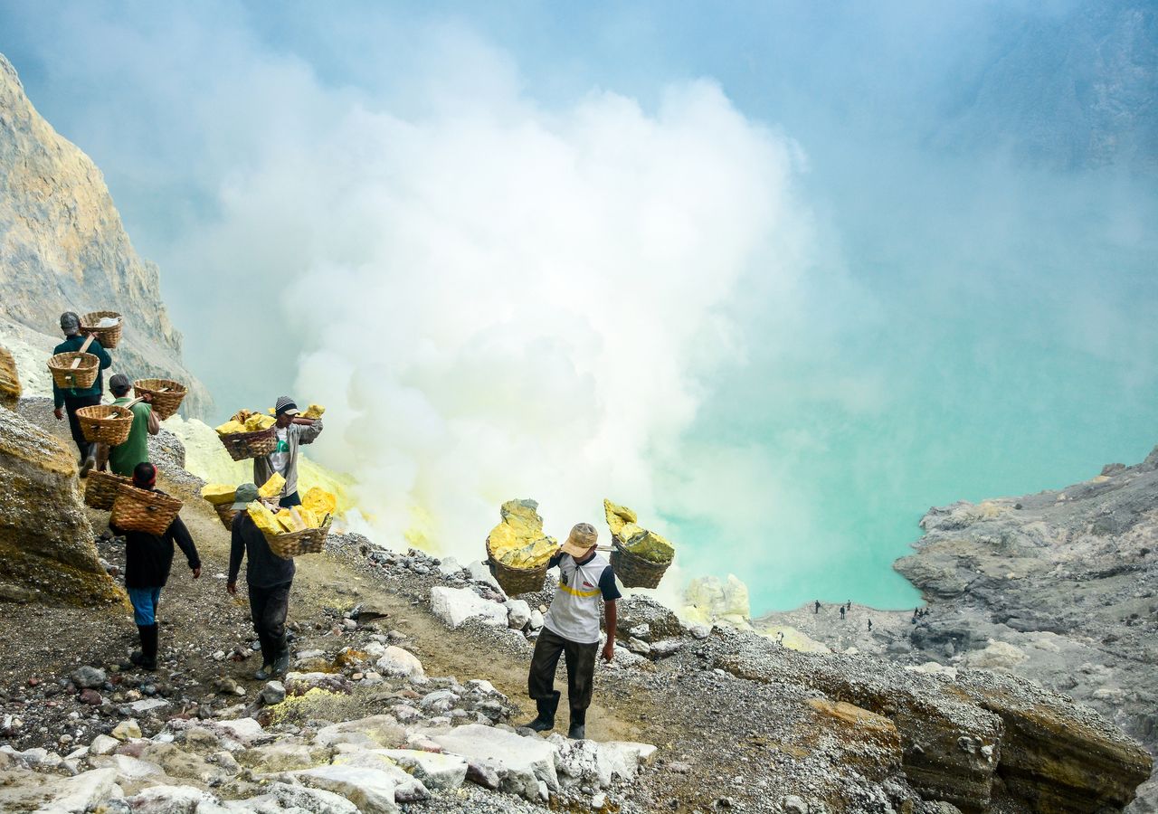 Kawah Ijen, o vulcão mágico que expele lava azul-violeta