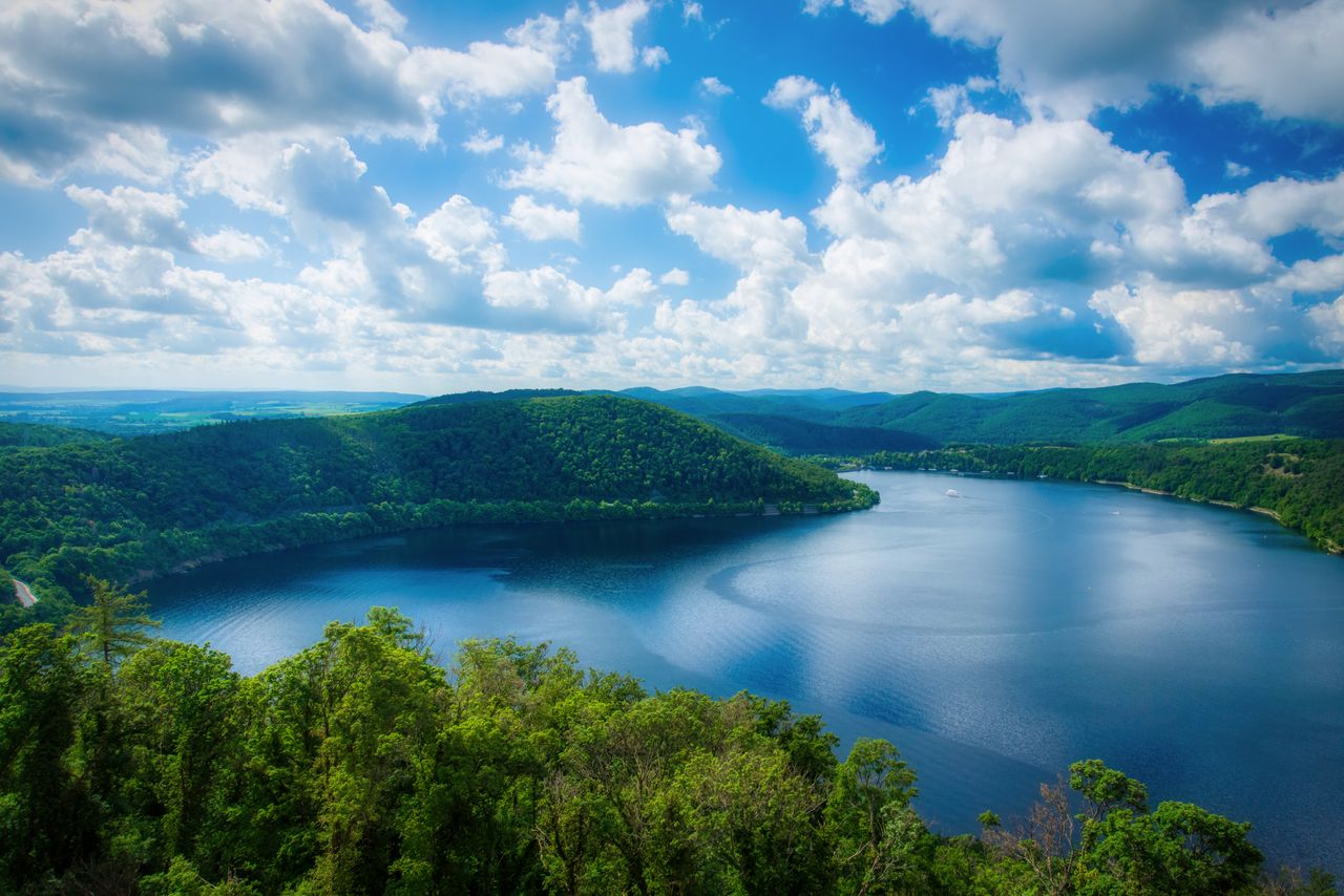 Wald und Wasser: Der hessische Nationalpark Kellerwald-Edersee ist ideal für eine Coolcation.