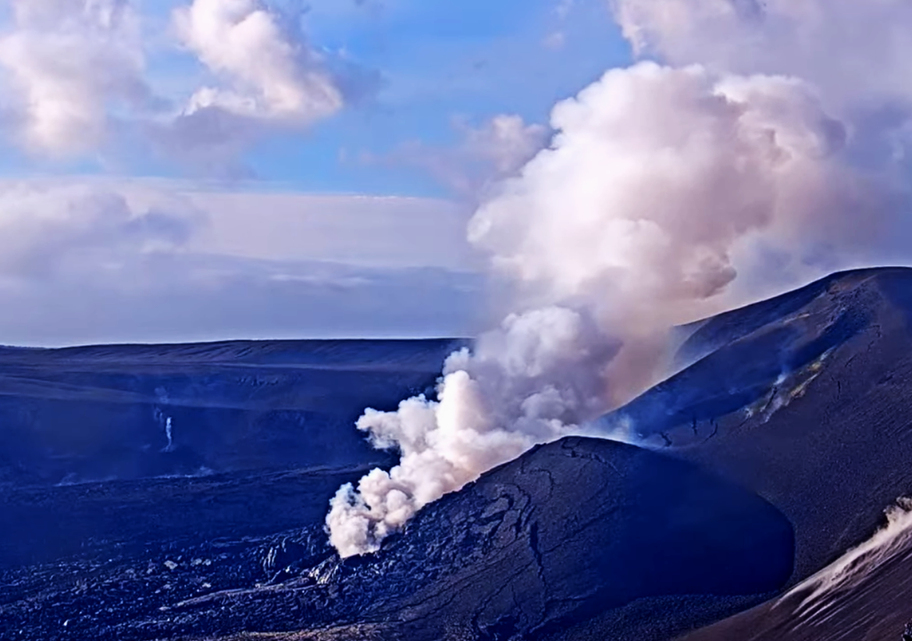 Kilahuea Vista de la fumarola, por cámaras ubicadas al oeste del cráter del Halemaʻumaʻu durante el día 16 de febrero. Imagen: Captura cámaras USGS en YouTube.