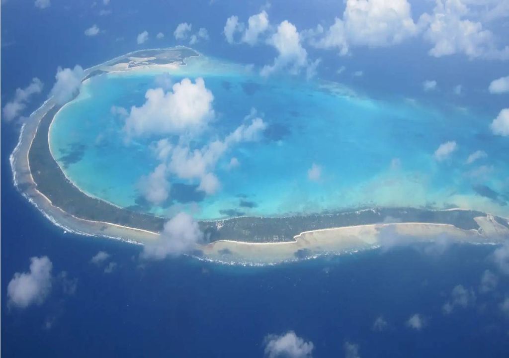 Kiribati é um país pequeno em terra, mas gigante em geografia, pois ocupa os quatros hemisférios da Terra. Fonte: CatracaLivre