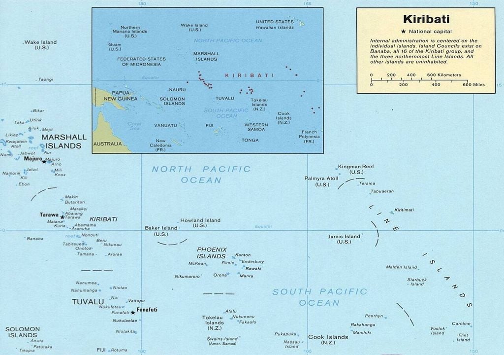 Localizado no Pacífico central, Kiribati estende-se pelo Norte, Sul, Este e Oeste, atravessando o Equador e o meridiano de 180º. Fonte: Wikimedia Commons