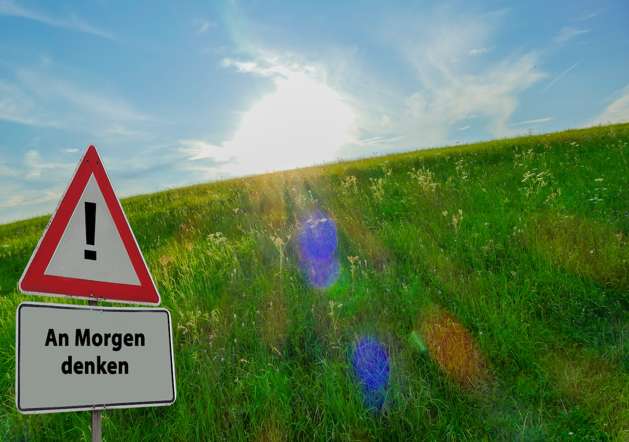 Das Warnschild erinnert an die dringende Notwendigkeit von Klimaschutzmaßnahmen. Der Bericht ‚State of Climate Action 2025‘ zeigt, dass trotz Fortschritten viele Zielvorgaben noch nicht erreicht sind und deutlich mehr Tempo nötig ist