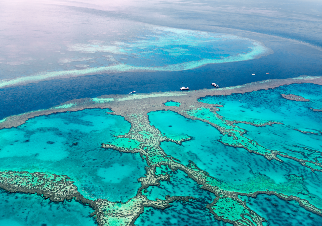 Aerial view of the Great Barrier Reef – eines der globalen Klimakipppunkte, das bei 1,4 °C Erwärmung bereits am Rande des thermischen Kollapses steht.