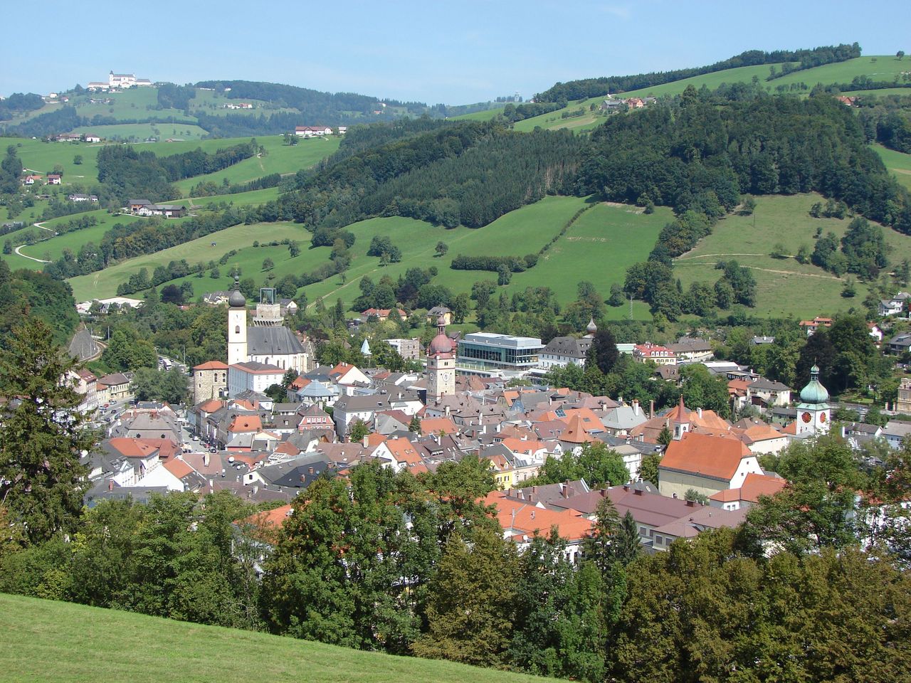 Waidhofen liegt an beiden Seiten der Ybbs im Tal. Foto: Wikipedia/Christian Jansky