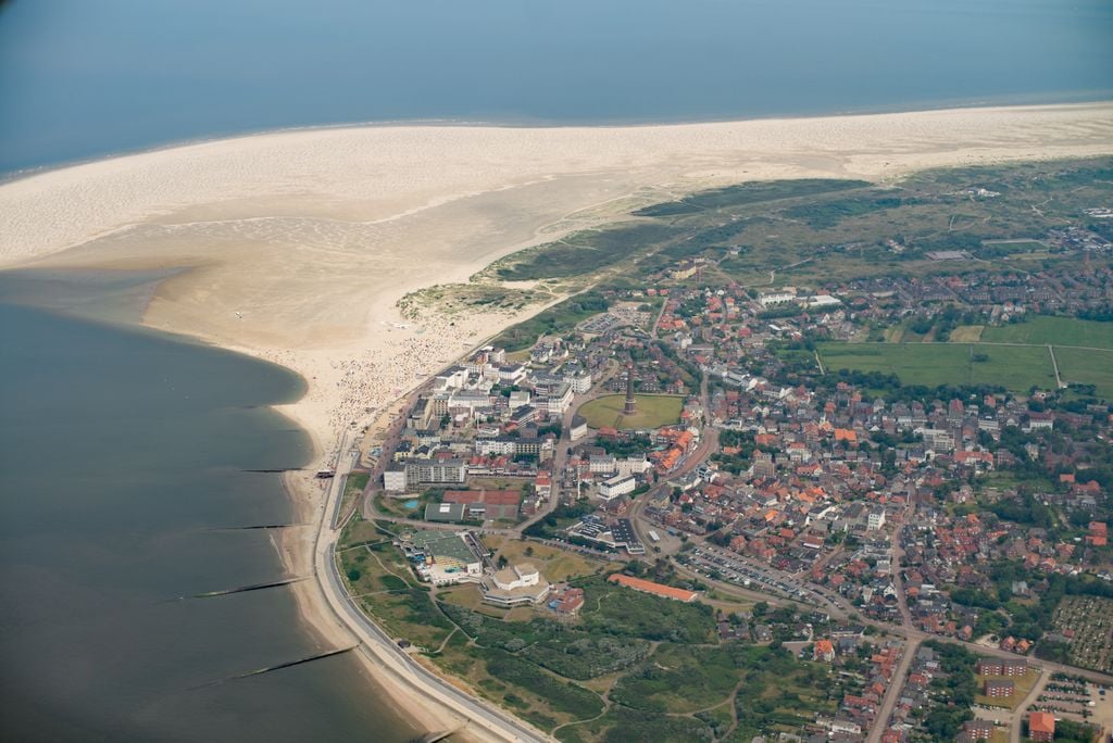 Borkum Strand Sandflächen in Bewegung: Der Nordstrand (links) ist der Nordsee besonders ausgesetzt. Foto: Adobe Stock.