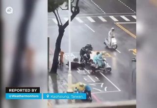 La llegada del tifón Krathon causa graves destrozos en Kaohsiung, Taiwán