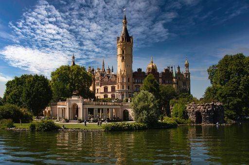 Klares Wasser, jede Menge Gr&uuml;n und ein M&auml;rchenschloss: An diesem See finden Natur-Fans ihr Gl&uuml;ck