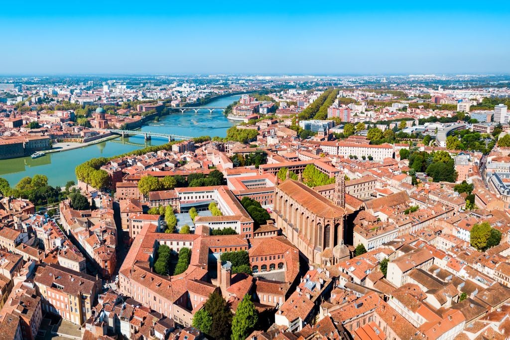 Wegen ihrer Backstein-Architektur wird Toulouse an der Garonne die rosarote Stadt genannt. Foto: Adobe Stock