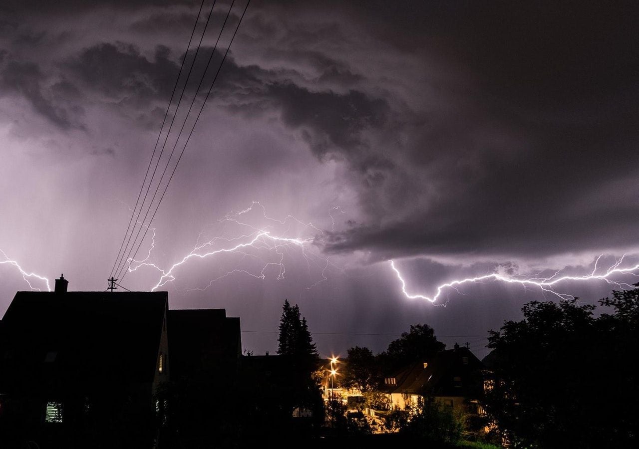 Kräftige Gewitter im Süden sorgen heute für Starkregen und kleinkörnigen Hagel.
