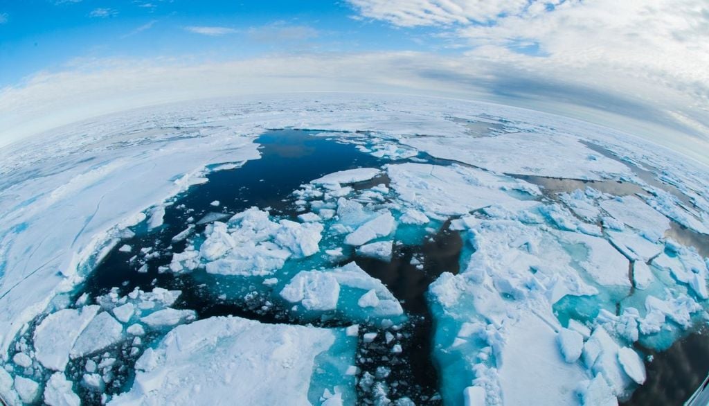 Queste acque dense non tornano immediatamente verso sud. Al contrario, trascorrono diversi decenni all’interno dei bacini profondi dell’Oceano Artico, muovendosi lentamente prima di riuscire a fuoriuscire