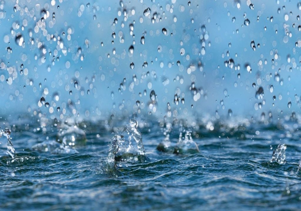 Pioggia. Tuttavia è importante chiarire che l’acqua precipitabile non indica la quantità di pioggia che effettivamente cadrà. Piuttosto essa ci offre una stima della massima precipitazione potenziale disponibile, a patto che si verifichino le condizioni dinamiche necessarie per la condensazione del vapore acqueo disponibile.