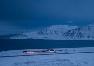 L’aeroporto più settentrionale del mondo affronta la fusione del permafrost: le Svalbard rischiano l'isolamento