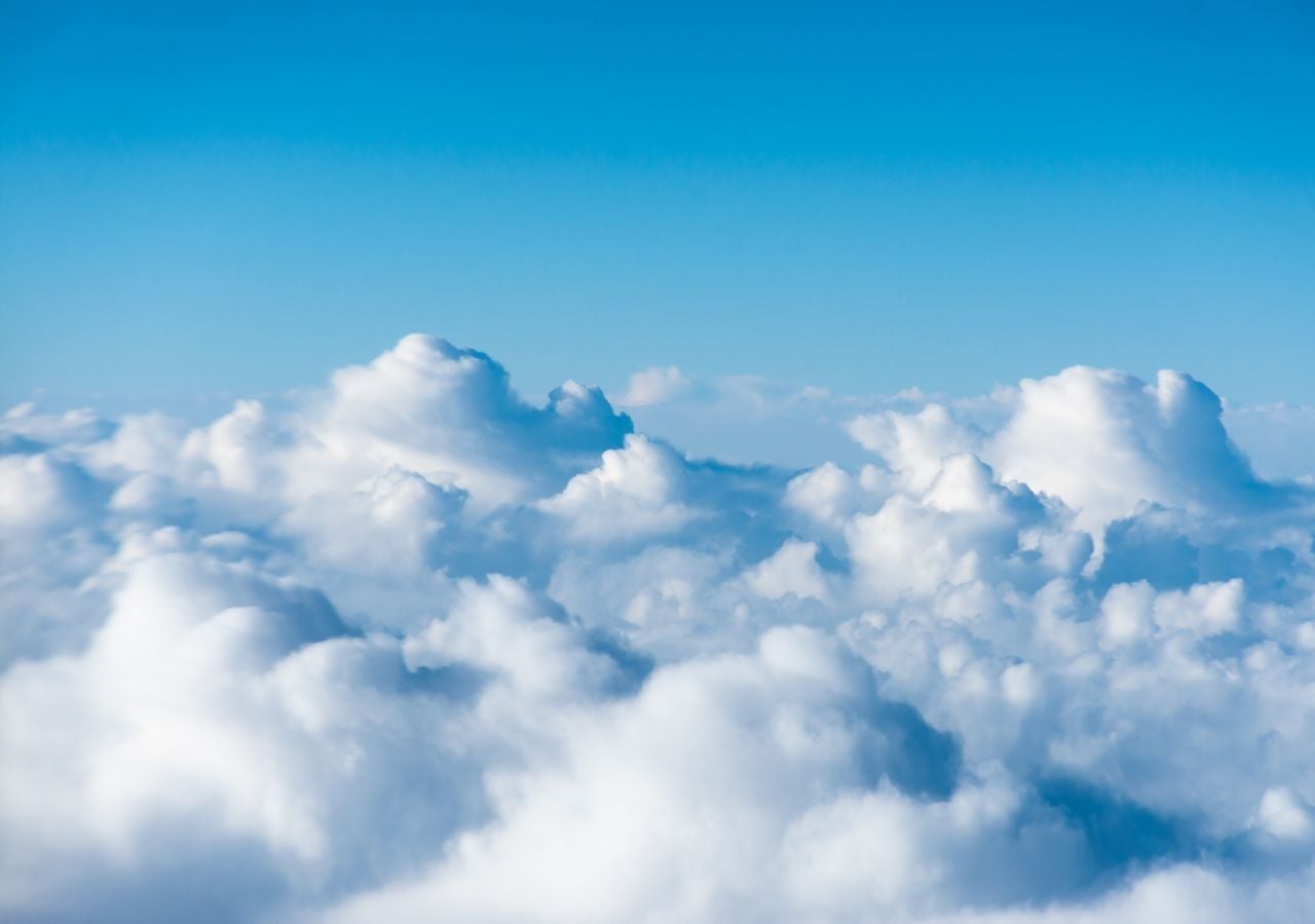 La luz, que proviene principalmente del Sol, está compuesta de ondas electromagnéticas que se propagan en todas direcciones. Cuando estas ondas encuentran un obstáculo, como las partículas de agua o hielo que forman las nubes, pueden reflejarse, refractarse o absorberse.