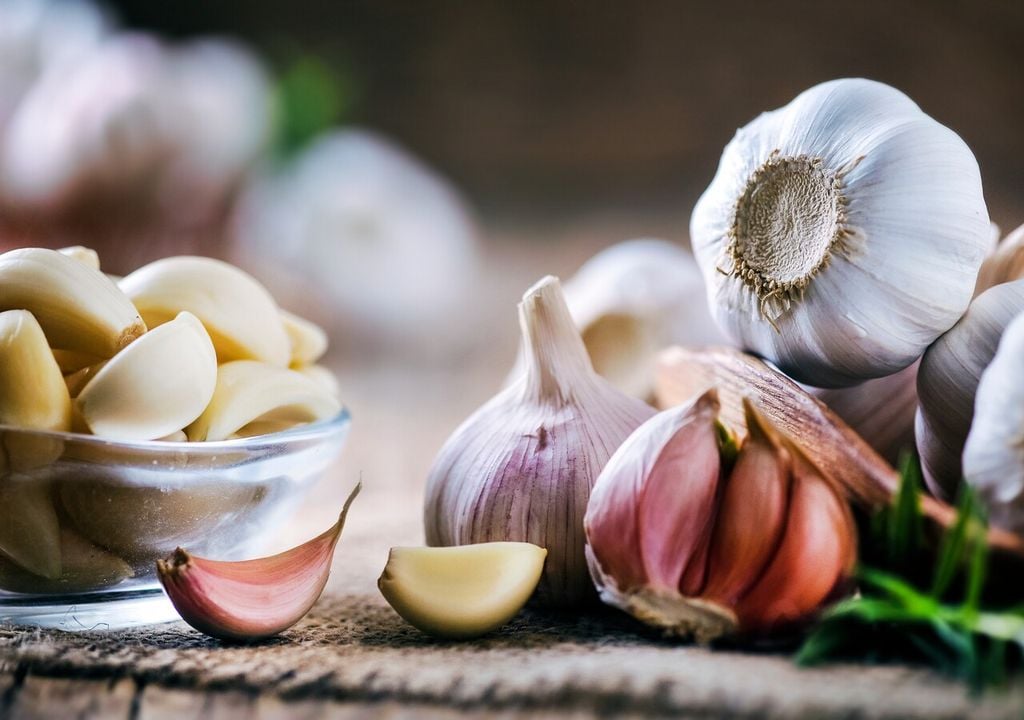 L'aglio in cucina è utilizzato per insaporire sughi, carni, contorni e tante altre pietanze: per un risultato ottimale meglio prima verificare che non sia germogliato