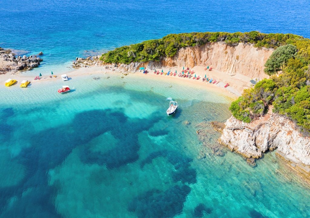 Avec ses sables de sable fin et ses eaux cristallines, Ksamil, dans le sud du pays, est devenue la station balnéaire par excellence.